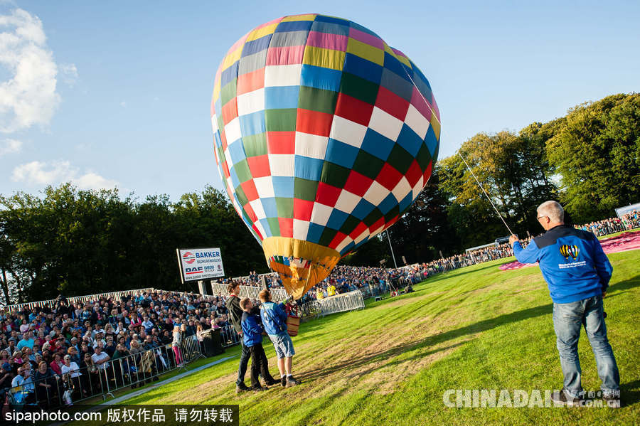 藍天下的飛行浪漫！荷蘭巴訥費爾德熱氣球節開幕