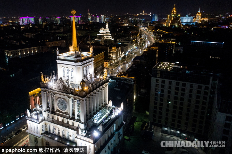 俄羅斯莫斯科城市夜景 燈光通明街頭車輛川流不息