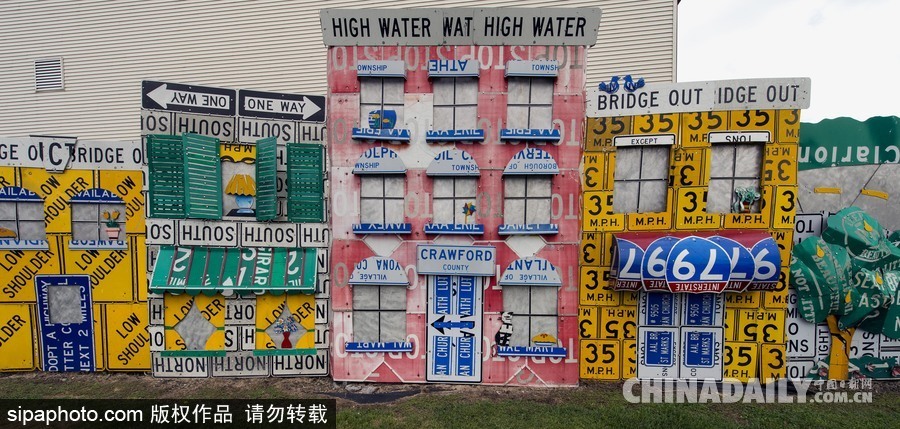 美國賓州打造“路標雕塑花園” 絢麗多彩童趣十足