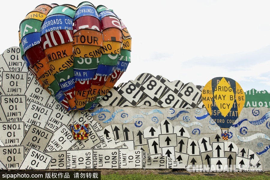 美國賓州打造“路標雕塑花園” 絢麗多彩童趣十足