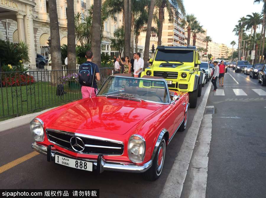 法國(guó)戛納海濱大道遍地是豪車(chē)