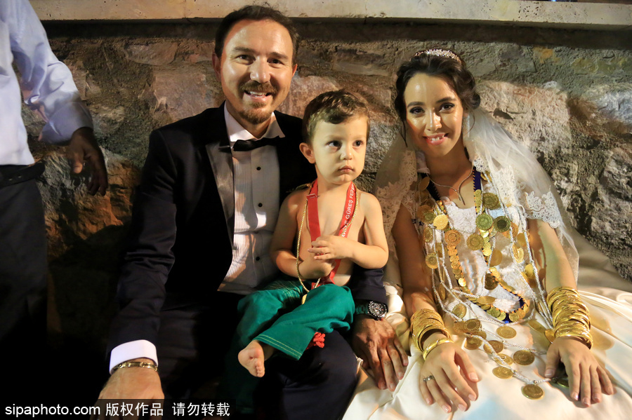 土耳其鄉村傳統婚禮 上演摔跤大賽硬漢紛紛上場