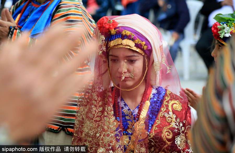 土耳其鄉(xiāng)村傳統(tǒng)婚禮 上演摔跤大賽硬漢紛紛上場