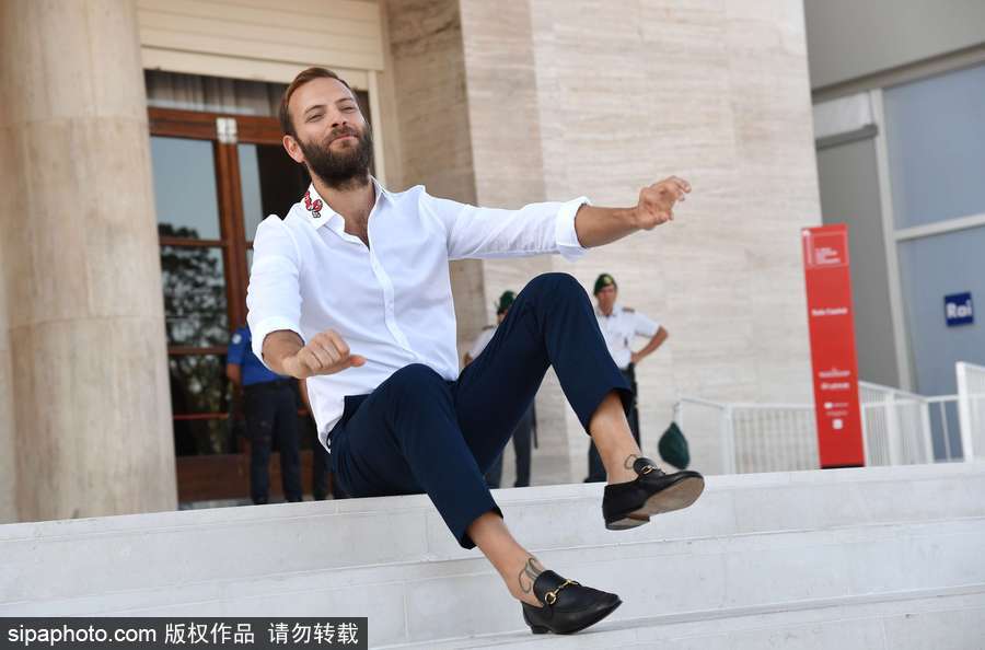 74屆威尼斯：開幕式帥氣主持人亞歷桑德羅·伯格現身場外吸引無數鏡頭