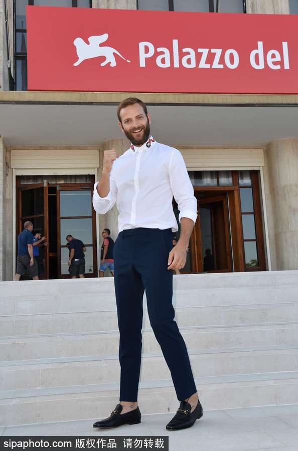 74屆威尼斯：開(kāi)幕式帥氣主持人亞歷桑德羅·伯格現(xiàn)身場(chǎng)外吸引無(wú)數(shù)鏡頭