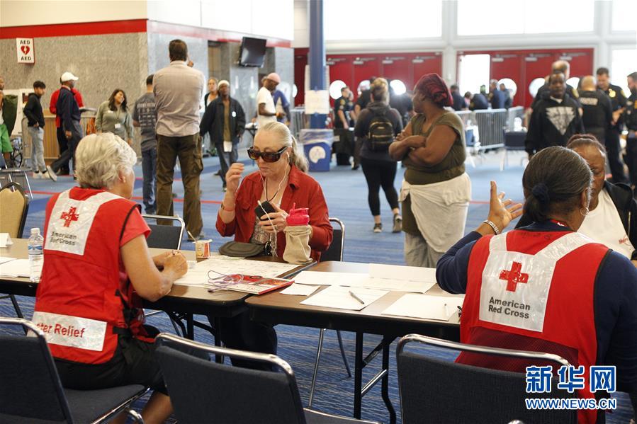 休斯敦洪災(zāi)肆虐 避難所不堪重負