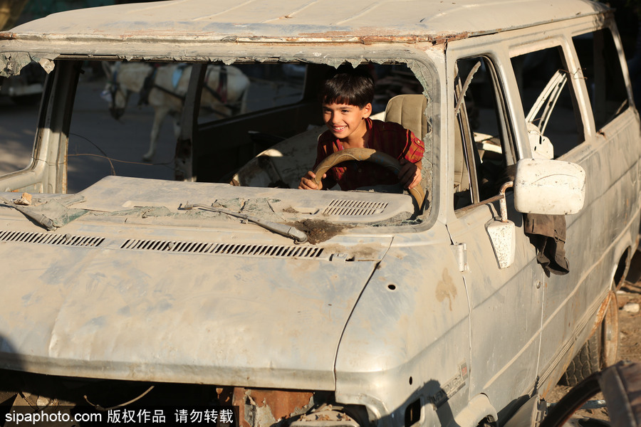 不一樣的加沙童年 廢棄生銹汽車(chē)變身兒童“玩伴”