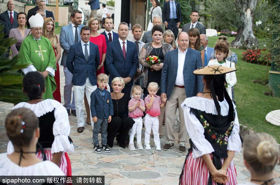 摩納哥王室參加傳統野餐節活動 龍鳳雙胞胎亮相萌翻全場