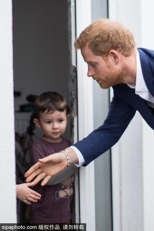 將添小侄子或小侄女？ 哈里王子滿臉喜氣造訪慈善機構