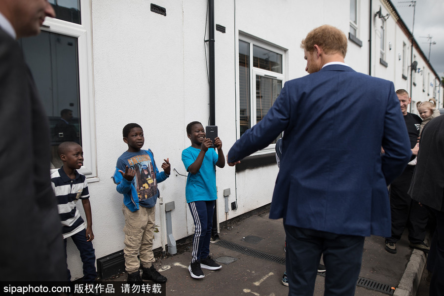 將添小侄子或小侄女？ 哈里王子滿臉喜氣造訪慈善機構