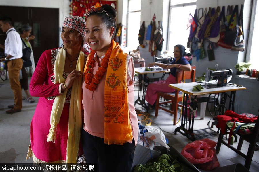 世界上首位獲得執(zhí)照的無臂女飛行員 訪問尼泊爾鼓勵殘疾人