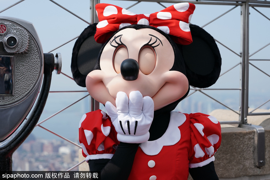 米妮登頂?shù)蹏?guó)大廈拍照 演繹無(wú)盡歡樂(lè)