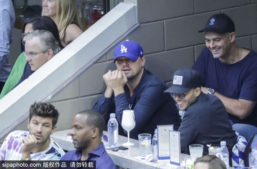 “小李子”萊昂納多現(xiàn)身美網(wǎng)賽場 坐角落與友人熱聊