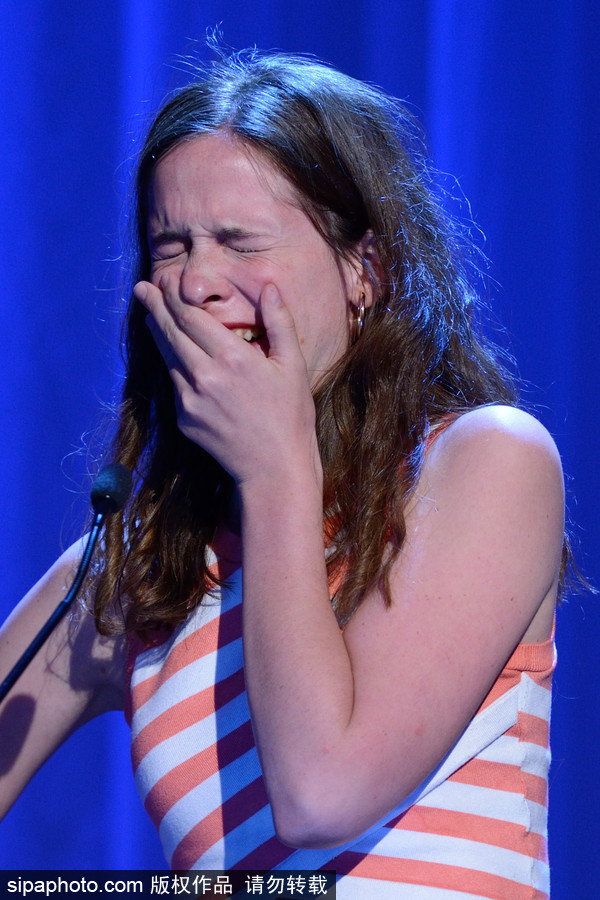 第74屆威尼斯電影節閉幕式現場 最佳導演激動落淚新晉影后氣場逼人