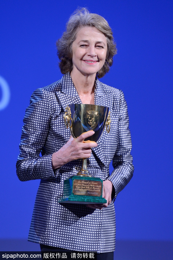 第74屆威尼斯電影節閉幕式現場 最佳導演激動落淚新晉影后氣場逼人