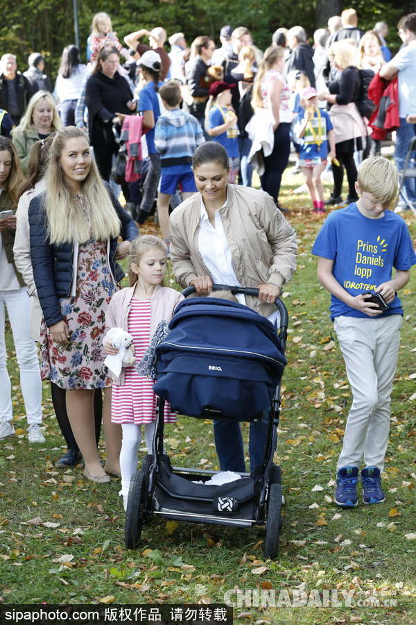 瑞典公主一家四口出行 小王子咬奶嘴皺眉頭可愛(ài)十足