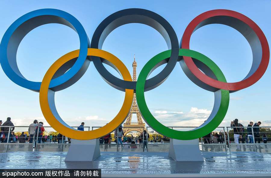 巴黎申奧成功 埃菲爾鐵塔旁奧運五環(huán)吸引眾多游客拍照留念