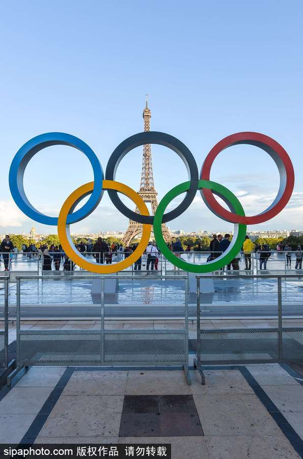 巴黎申奧成功 埃菲爾鐵塔旁奧運(yùn)五環(huán)吸引眾多游客拍照留念