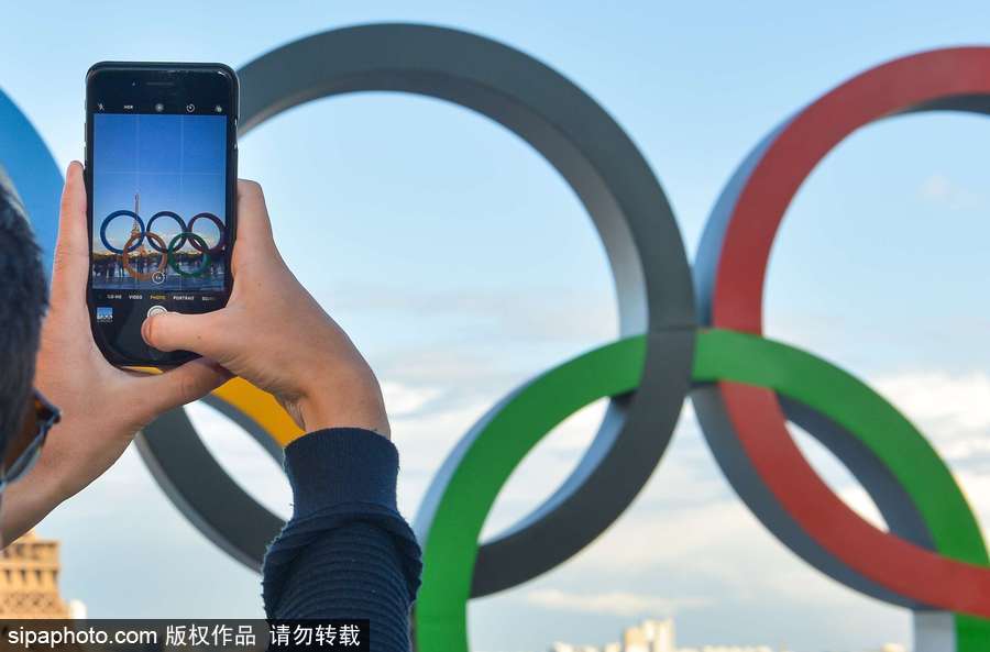 巴黎申奧成功 埃菲爾鐵塔旁奧運五環吸引眾多游客拍照留念