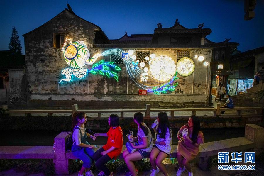 海峽兩岸中秋燈會亮相水鄉周莊