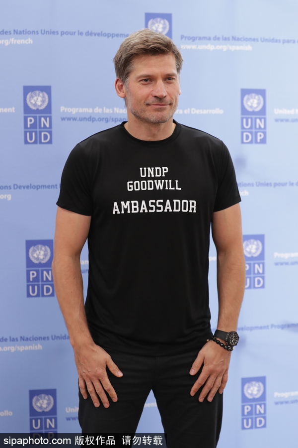 《權力的游戲》男星尼可拉現身活動 笑容清爽英俊帥氣