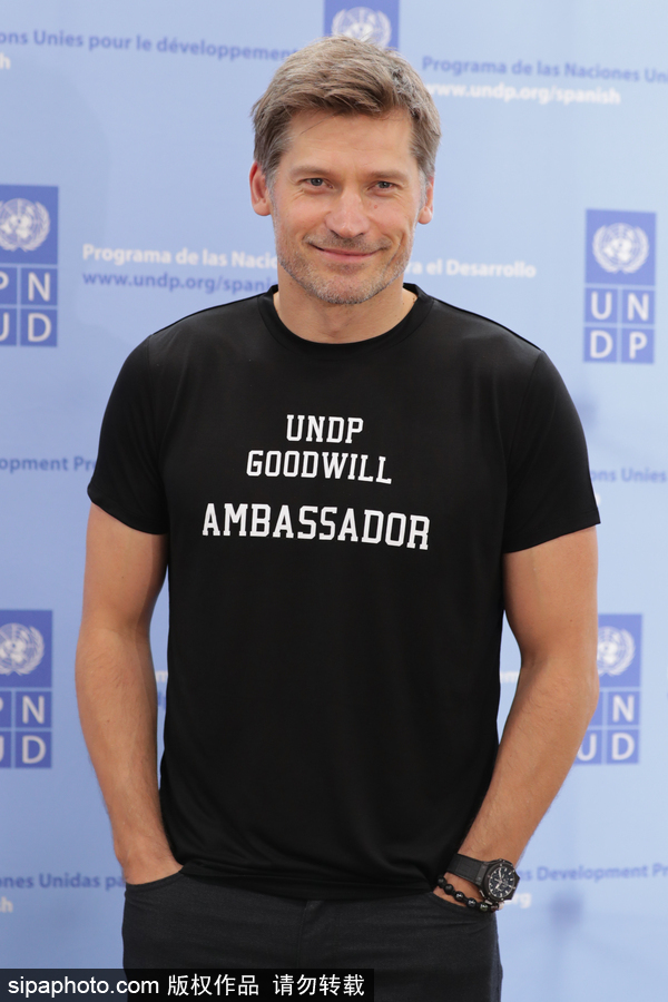 《權(quán)力的游戲》男星尼可拉現(xiàn)身活動 笑容清爽英俊帥氣