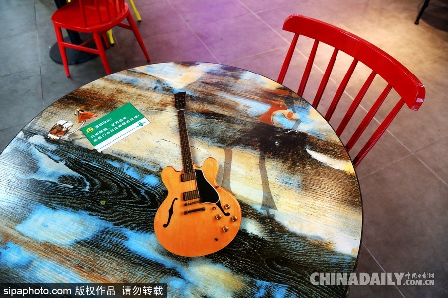 鄭州高校現(xiàn)“最美”學(xué)生餐廳 音樂主題扮靚飯?zhí)?/></a></p>

<p>2017年9月21日，河南鄭州，河南牧業(yè)經(jīng)濟(jì)學(xué)院學(xué)生食堂在新學(xué)期華麗變身，這處高大上的“最美餐廳”主打音樂主題，樂譜音符吊頂、留聲機(jī)裝飾、舒緩的背景音樂，音樂元素?zé)o處不在，餐廳中央還有一處小舞臺(tái)，設(shè)置了架子鼓、麥克風(fēng)供學(xué)生自由使用。</p>
</div>

<div width=