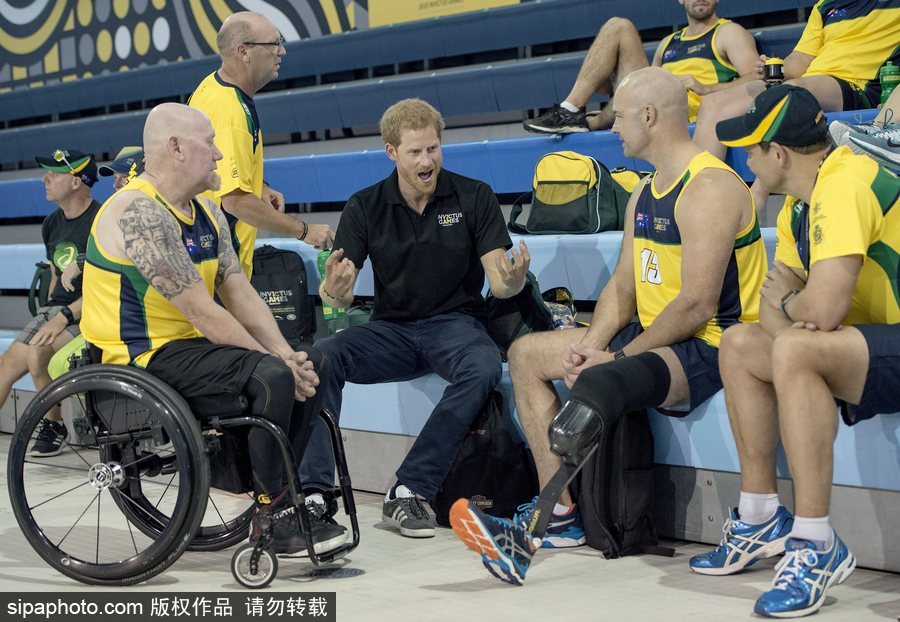 哈里王子到訪多倫多會(huì)見殘疾運(yùn)動(dòng)員 與運(yùn)動(dòng)員聊天交流平易近人