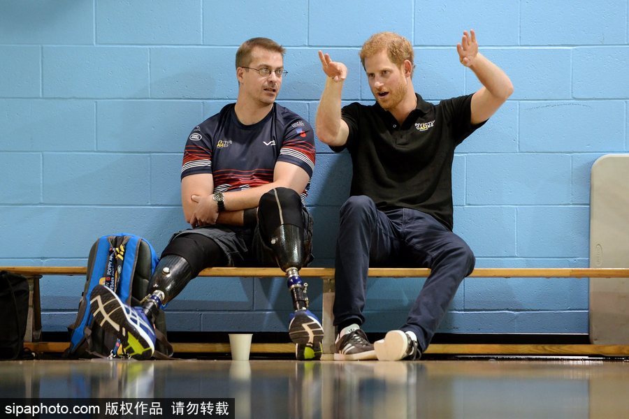 哈里王子到訪多倫多會見殘疾運動員 與運動員聊天交流平易近人