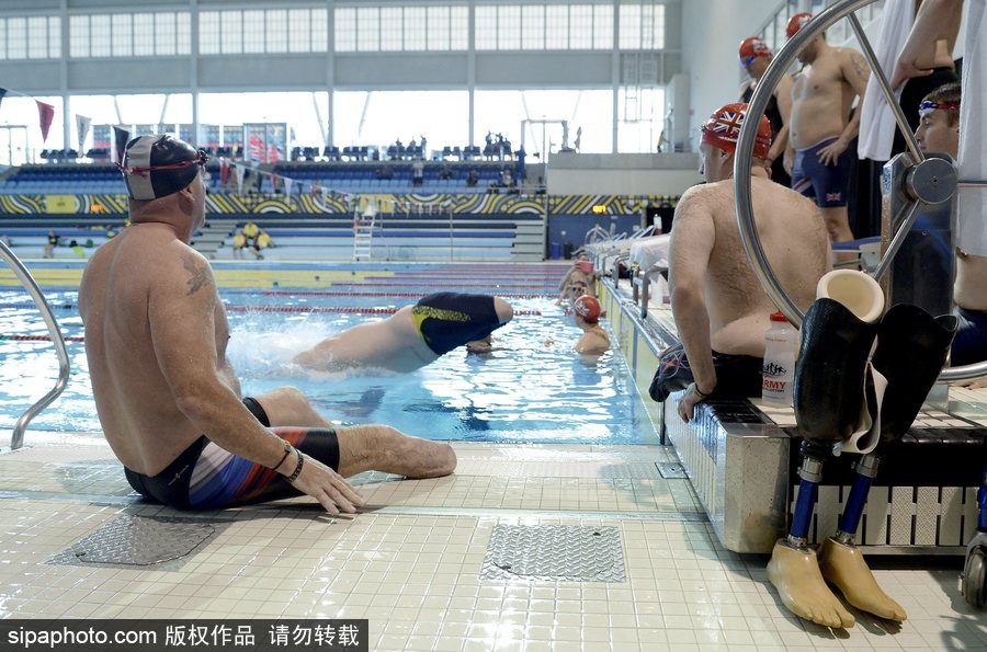 哈里王子到訪多倫多會見殘疾運動員 與運動員聊天交流平易近人