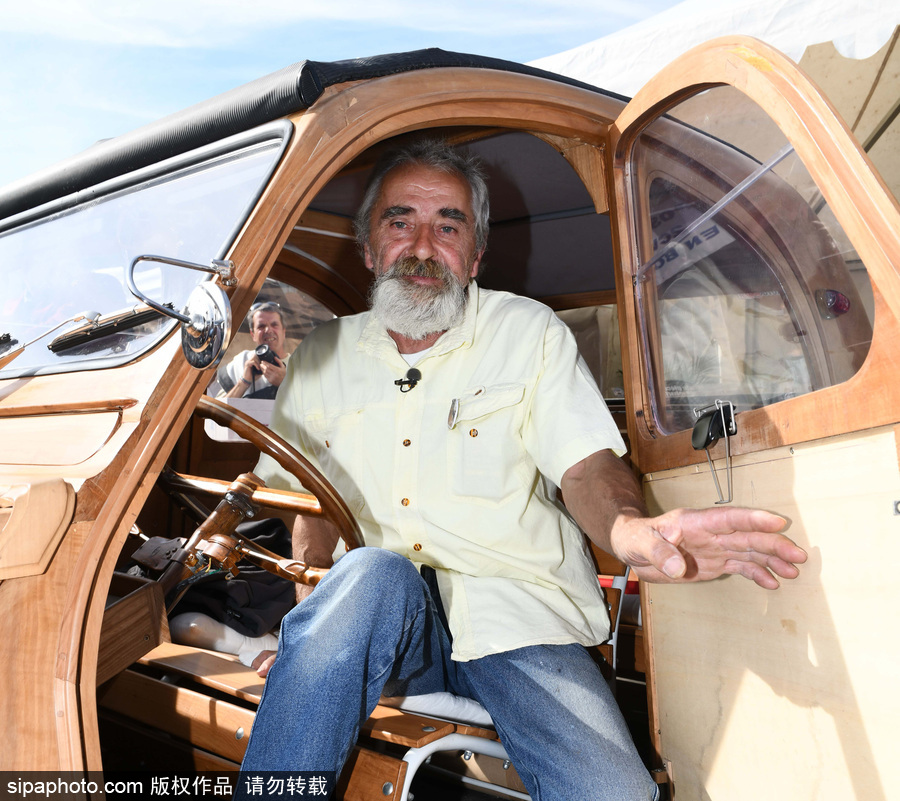 法國退休木工手工打造木制老爺車 自帶引擎上路超拉風(fēng)