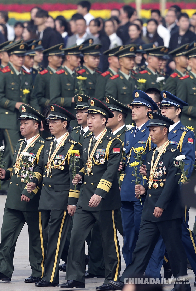 首都各界向人民英雄紀念碑敬獻花籃