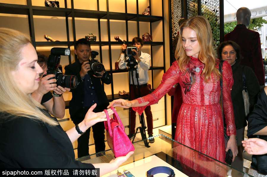 超模納塔利-沃佳諾娃現身巴黎參加活動 紅色薄紗裙盡顯傲人身材