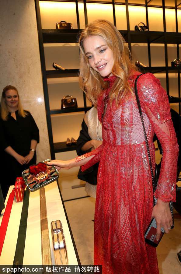 超模納塔利-沃佳諾娃現(xiàn)身巴黎參加活動 紅色薄紗裙盡顯傲人身材