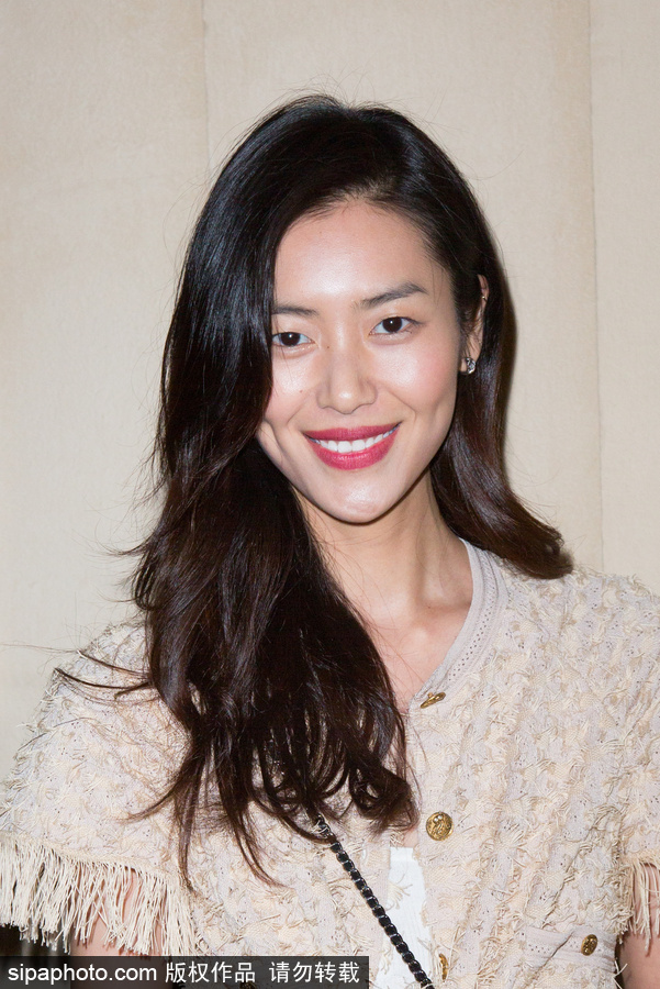 美出新高度 劉雯亮相巴黎時裝周香奈兒派對