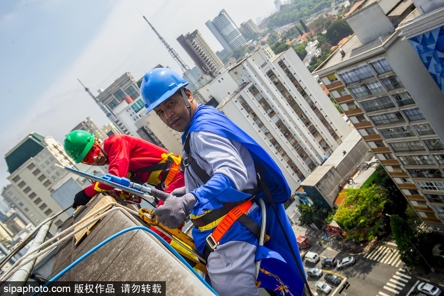 暖！擦玻璃工人扮“蜘蛛俠”3年 哄生病兒童開心