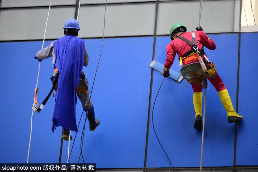 暖！擦玻璃工人扮“蜘蛛俠”3年 哄生病兒童開心