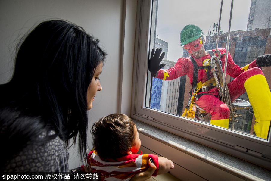 暖！擦玻璃工人扮“蜘蛛俠”3年 哄生病兒童開心