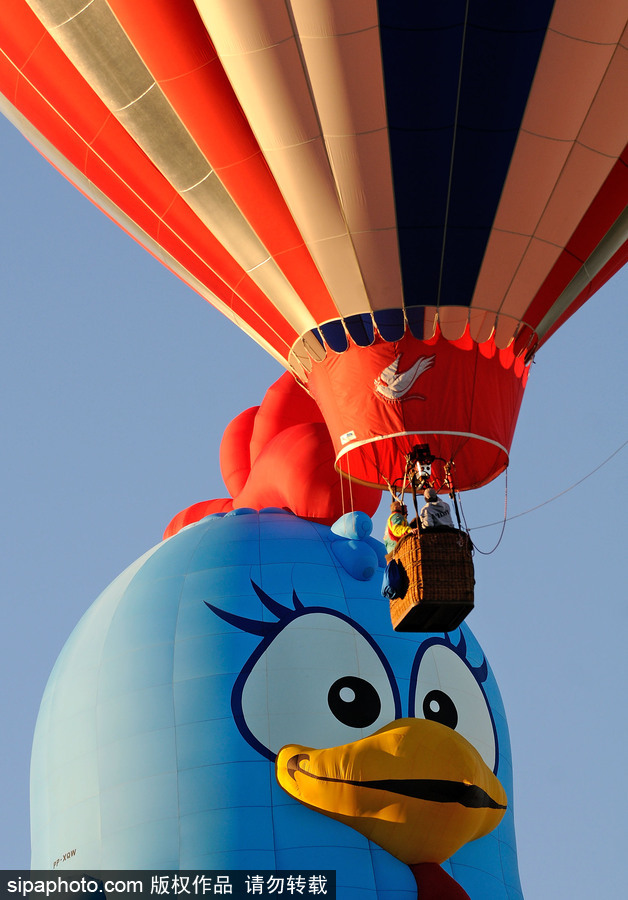 阿布奎基國際熱氣球節(jié)持續(xù)進行中 色彩斑斕點綴天空