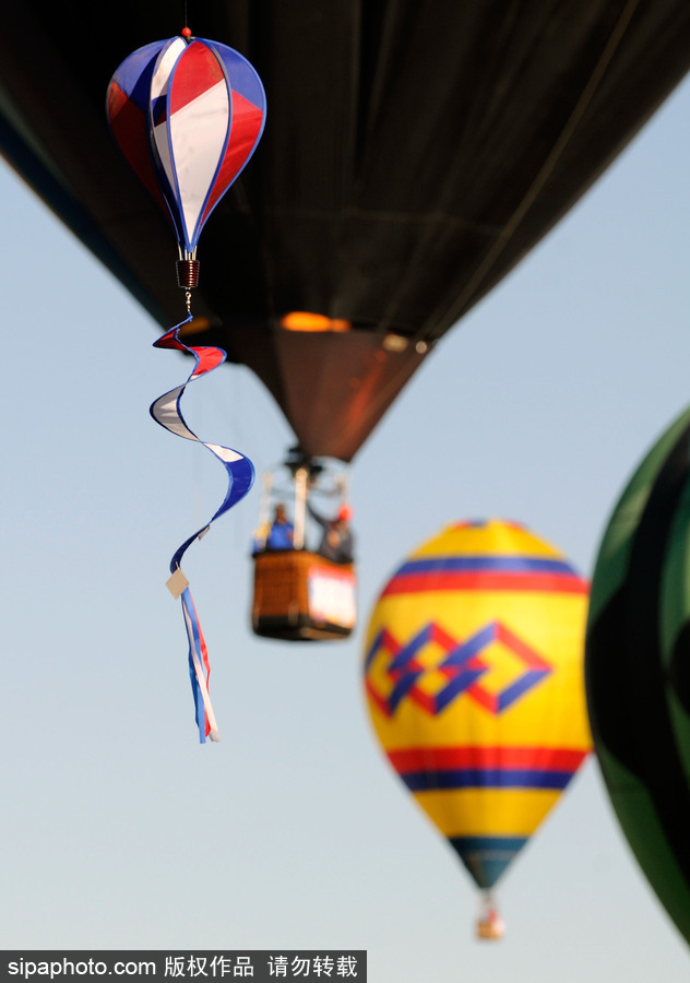 阿布奎基國際熱氣球節(jié)持續(xù)進行中 色彩斑斕點綴天空