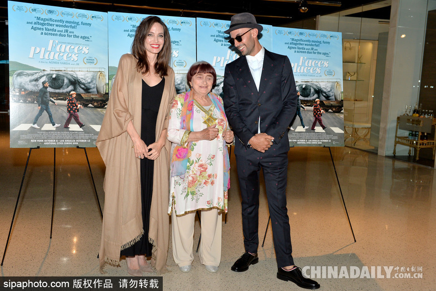 安吉麗娜·朱莉現(xiàn)身電影首映 一抹紅唇性感依舊