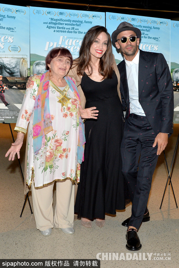 安吉麗娜·朱莉現身電影首映 一抹紅唇性感依舊