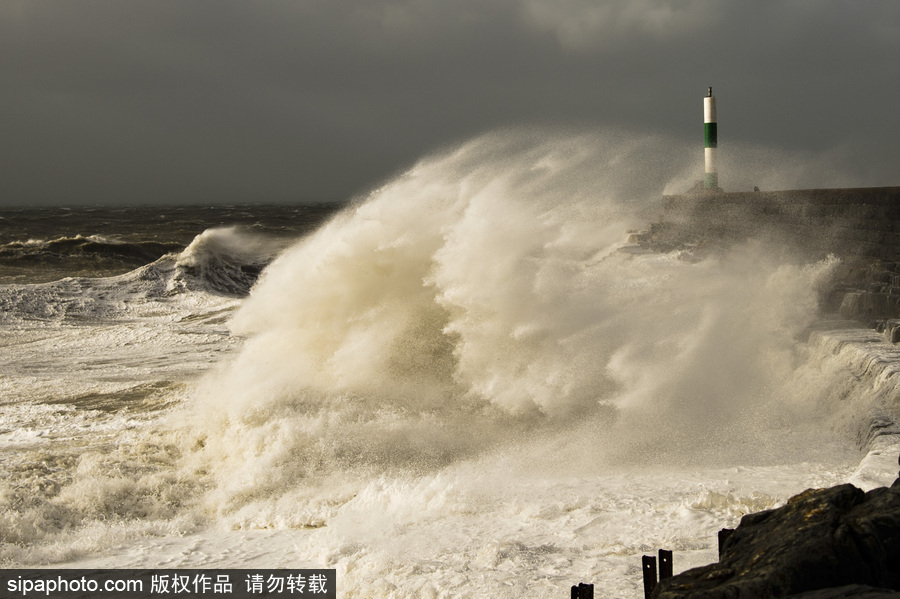 “奧菲莉婭” 登陸北愛(ài)爾蘭 掀起巨浪民眾淡定圍觀