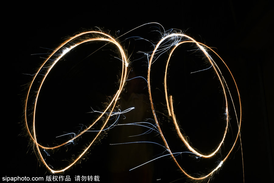 印度加爾各答民眾大擺煙火造型慶祝排燈節