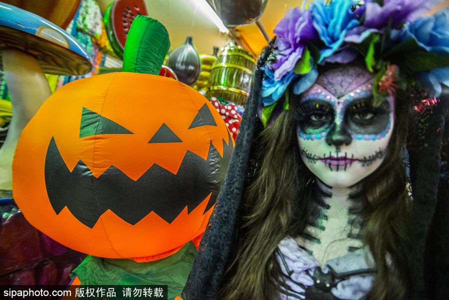 圣保羅街頭萬(wàn)圣節(jié)氣息濃厚 各色飾品恐怖搶眼
