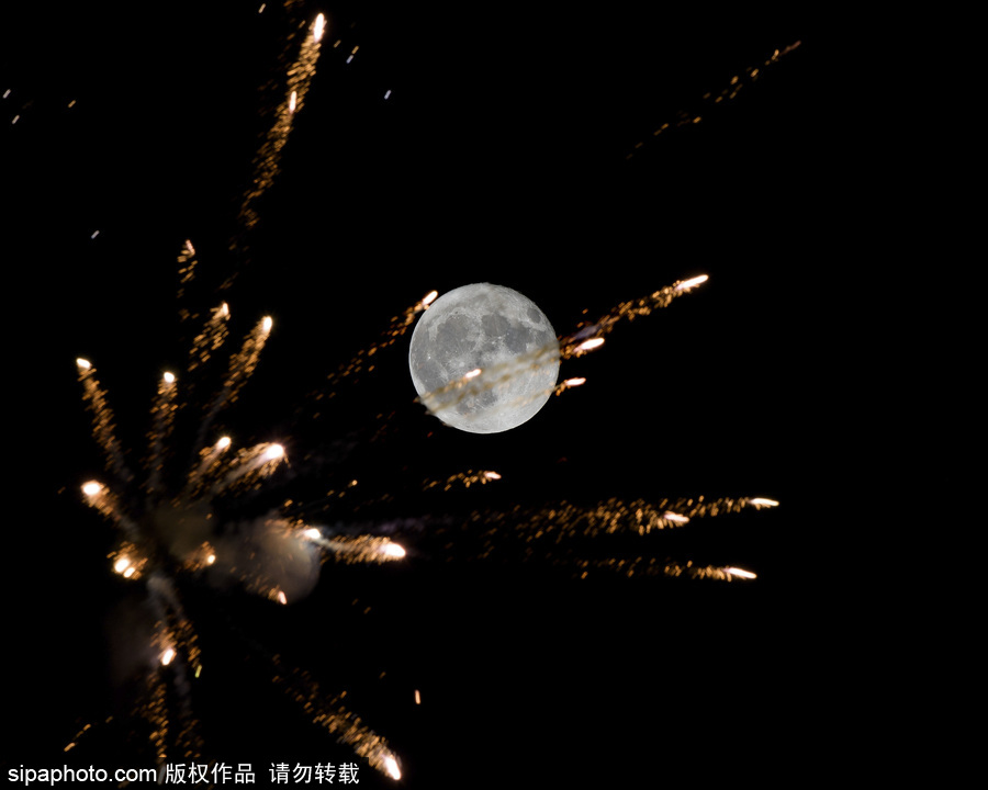 最完美的搭配 英國牛津郡明月與煙火點亮夜空