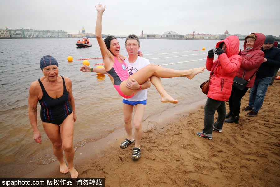 戰斗民族就是抗凍 俄羅斯圣彼得堡舉行冬泳節活動