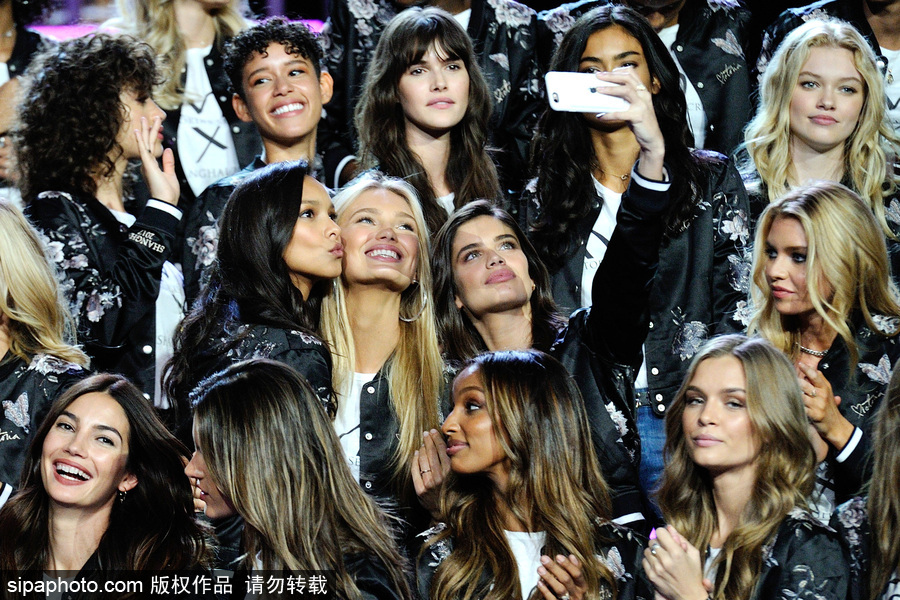 維密天使上海集結(jié)長(zhǎng)腿霸屏 劉雯、何穗領(lǐng)銜中國(guó)軍團(tuán)