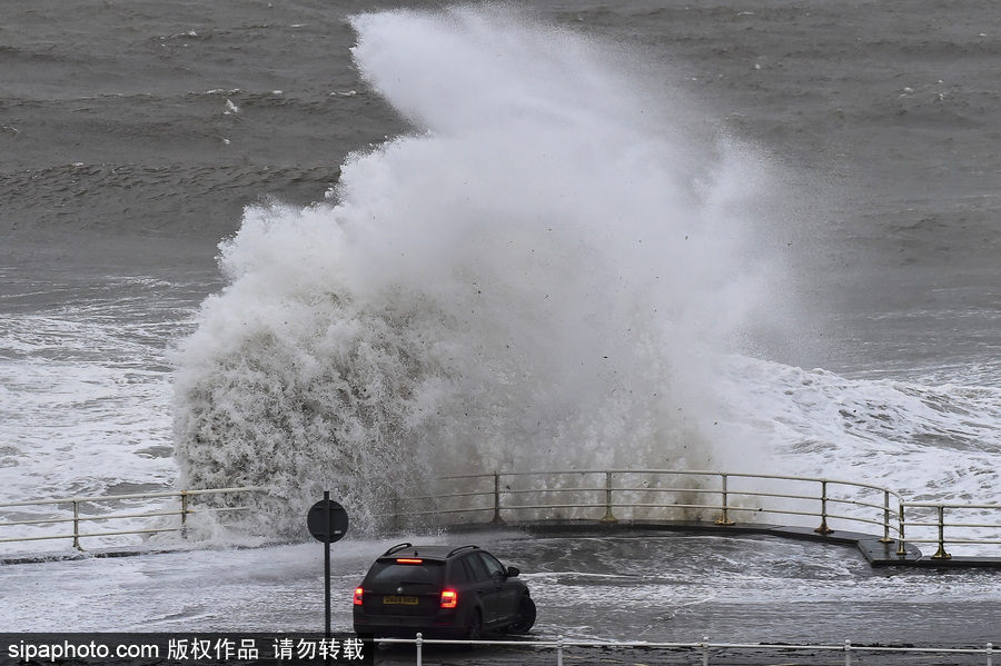 英國阿伯里斯特威斯遭大風天氣 海邊巨浪拍岸場面壯觀