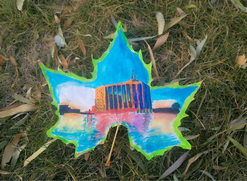 一葉一世界 山西傳媒學院學生落葉上作畫